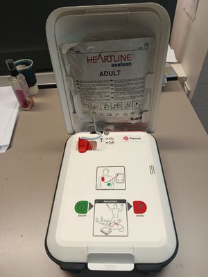 une machine posée sur une table