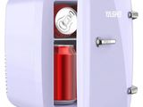 un petit réfrigérateur contenant une canette de soda