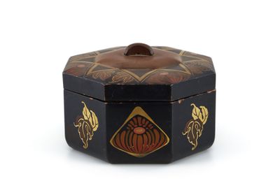 JAPON - XXe siècle Boite octogonale en bois laqué noir à déc…
