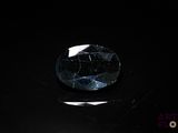 gros plan d'un diamant bleu sur une surface noire