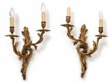 une paire d'appliques murales anciennes en laiton sur fond blanc
