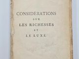 un vieux livre posé sur une table blanche