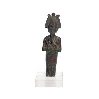 l'image d'une statue de femme avec un chapeau sur la tête