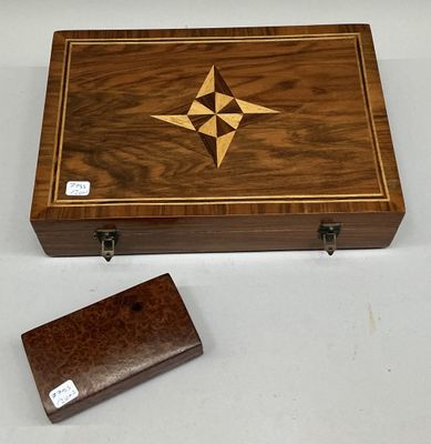 une petite boîte en bois ornée d'un motif représentant une boussole