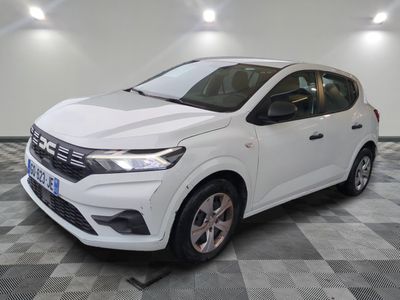 la voiture blanche est garée sur le sol à carreaux d'un garage