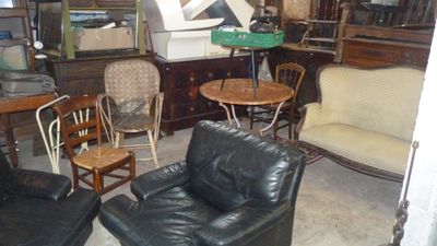 beaucoup de meubles dans une pièce où il y a beaucoup de chaises
