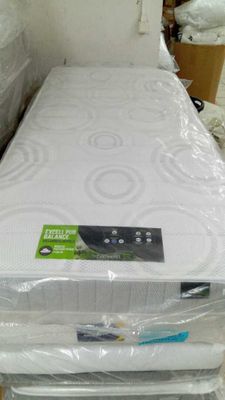 un matelas posé sur une pile de cartons