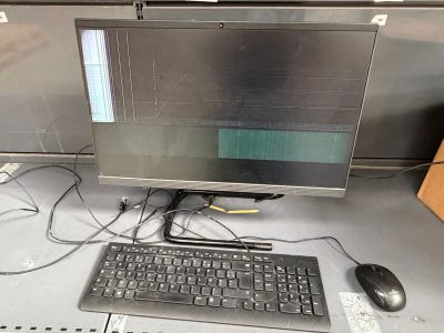 une image d'un écran d'ordinateur et d'un clavier sur un bureau