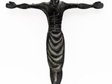 statue d'un homme les bras tendus vers le ciel