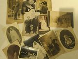 de nombreuses vieilles photos accrochées au mur de cette pièce