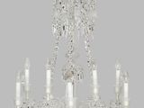 un gros plan d'un lustre en cristal orné de bougies