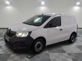 la camionnette blanche est garée sur un sol carrelé en damier