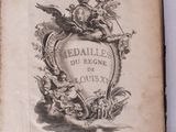 un vieux livre avec l'image d'un ange tenant un cœur