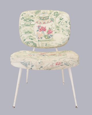 une chaise blanche ornée d'un motif floral