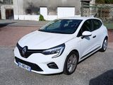 une voiture blanche garée devant un bâtiment