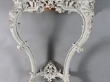 une console ancienne avec un plateau en marbre et des sculptures ouvragées