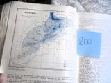 une personne tenant un livre sur lequel figure une carte