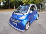 une petite voiture bleue garée sur le parking