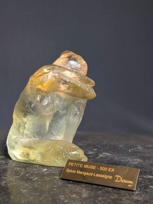 un cristal jaune posé sur une table noire