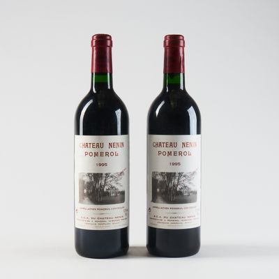 deux bouteilles de vin rouge posées l'une à côté de l'autre sur une surface blanche