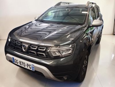 la photo d'une voiture noire garée dans une salle d'exposition