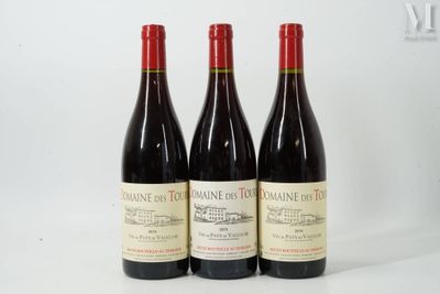 trois bouteilles de vin posées sur une table l'une à côté de l'autre