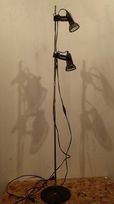 Lampadaire à deux spots. Vers 1980.