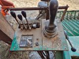 un gros plan d'une machine en train de travailler dans un champ