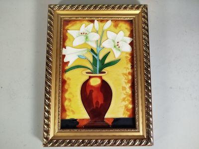 un tableau représentant des fleurs blanches dans un vase accroché au mur
