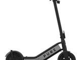 une photo en noir et blanc d'un scooter sur lequel figure le mot « pure »
