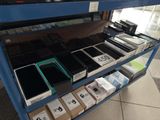 many cell phones that are on the shelf in the store