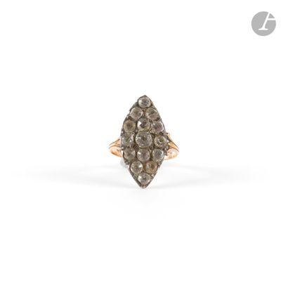 gros plan d'une bague en diamant sur fond blanc