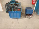 une machine bleue posée à côté d'une boîte bleue