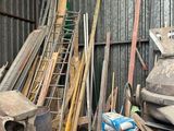 un tas de vieilleries dans un débarras, avec une échelle