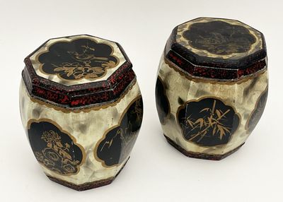 une paire de vases noirs et blancs ornés de motifs
