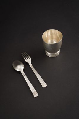 deux fourchettes, une cuillère et une tasse sur la table
