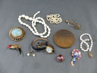 beaucoup de bijoux éparpillés sur une table