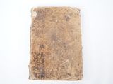 un vieux livre posé sur une surface blanche, sur fond blanc