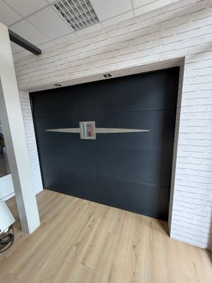 une image représentant une pièce avec une porte et une chaise