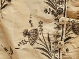 un gros plan sur un morceau de tissu orné de fleurs