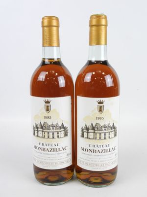 deux bouteilles de vin posées l'une à côté de l'autre sur une surface blanche