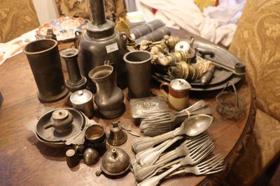 Etains: important lot comprenant couverts, chopes, plats, bo… - Photo 1