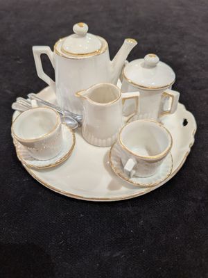une photo d'un service à thé posé sur un plateau, lui-même posé sur une table