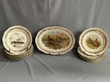 quatre assiettes ornées d'oiseaux et de poissons, posées sur une table