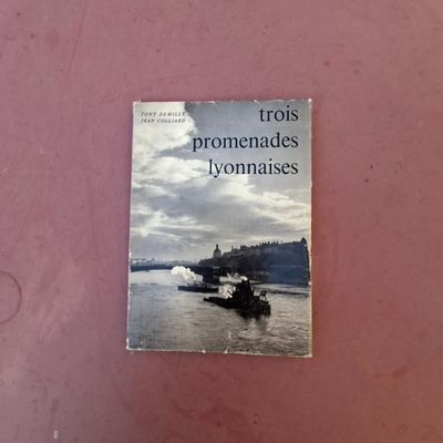 une photo d'un livre posé sur un fond rose