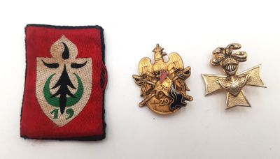 Réunion de 3 insignes : - Insigne 19ème division d'infanteri…