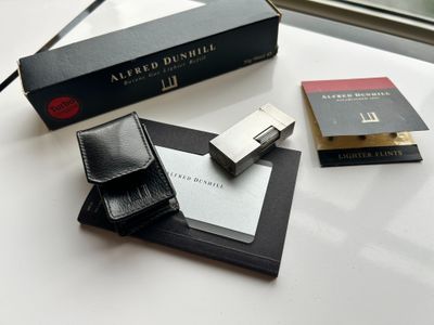 un paquet de cigarettes et un portefeuille posés sur une table