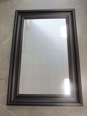 une photo d'un miroir posé sur le sol d'une salle de bains
