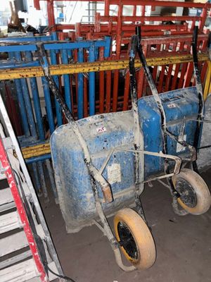 un vieux tracteur bleu qui traîne dans un entrepôt