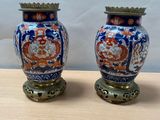 deux vases posés sur une table